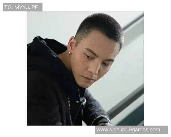 足球明星寸头造型与侧边二道杠的时尚魅力分析与影响